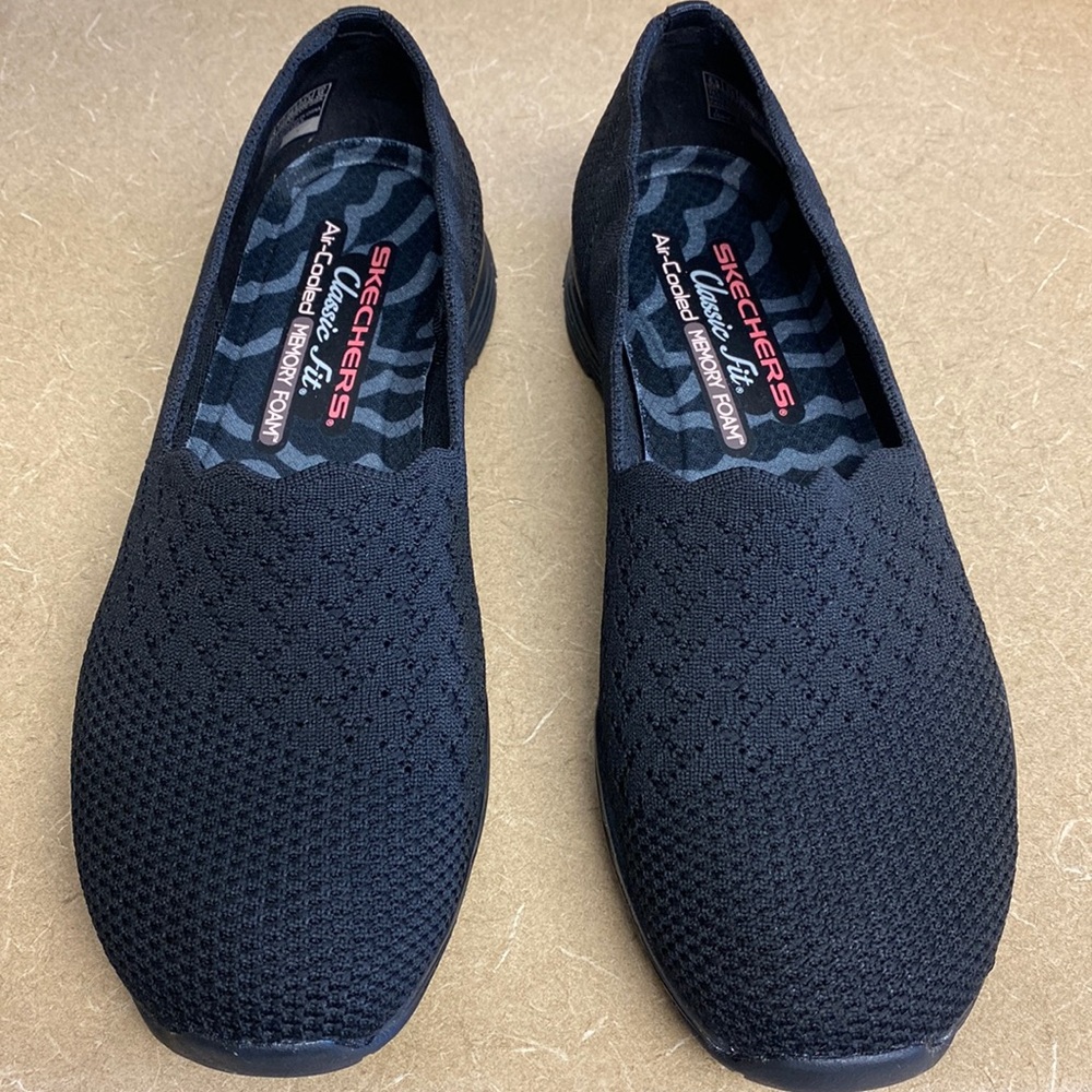 Skechers Classic Fit Air-cooled, memory foam, size 6.5.